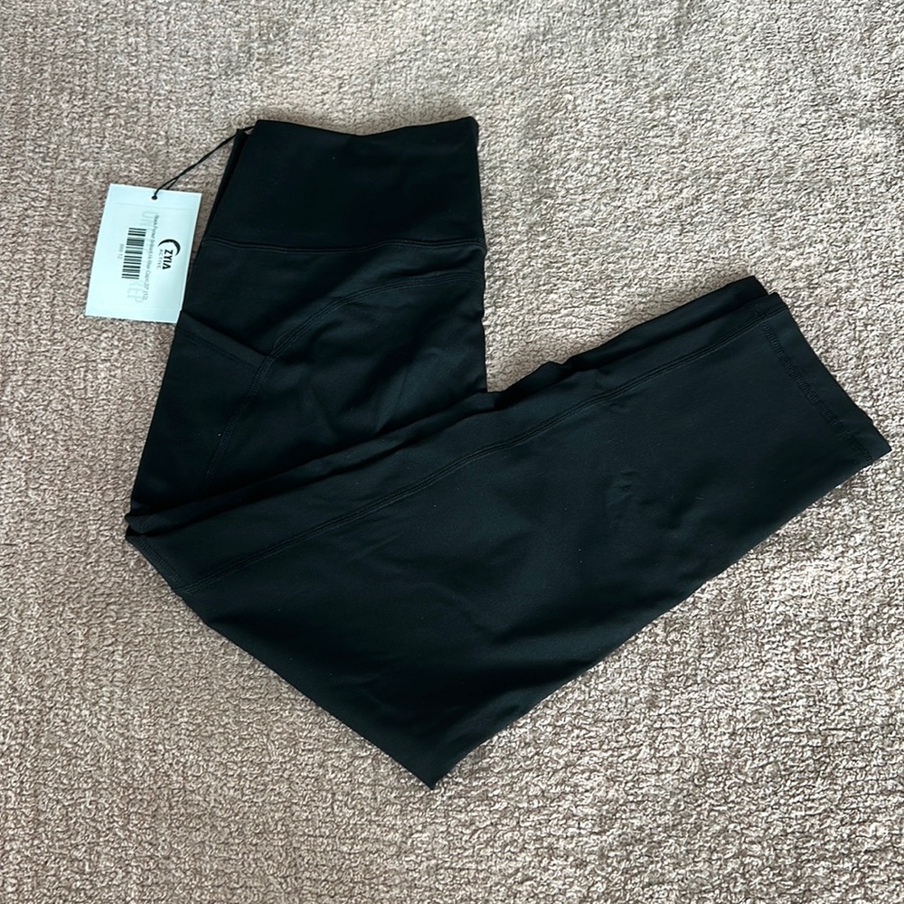 Zyia black pocket brilliant hi-rise capri leggings